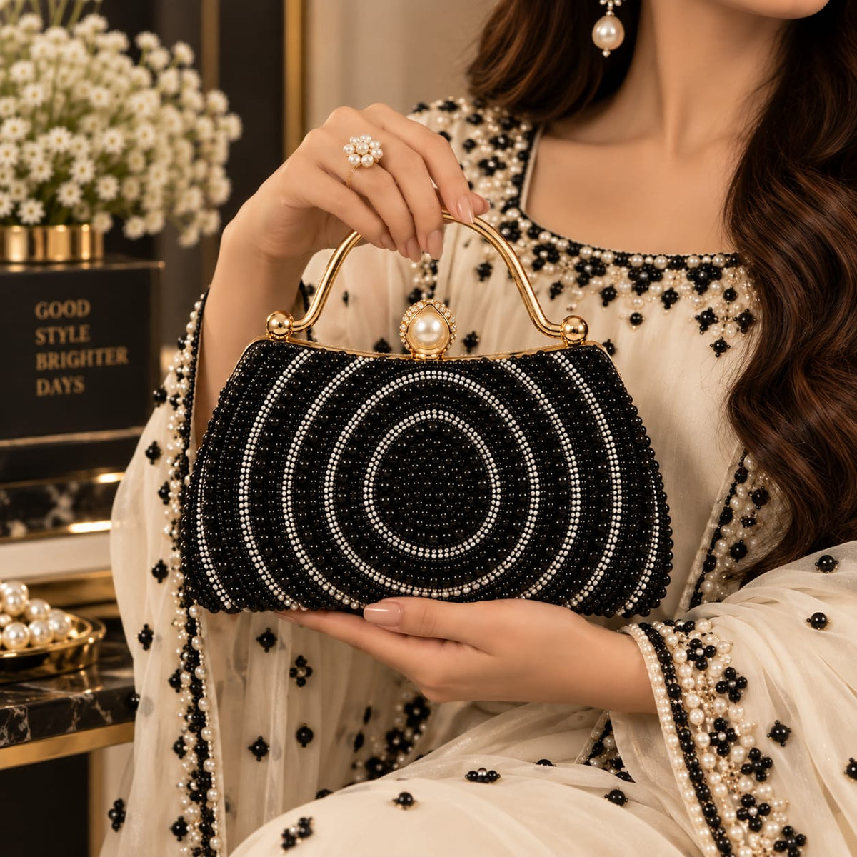 Elsa pearl Clutch (black)