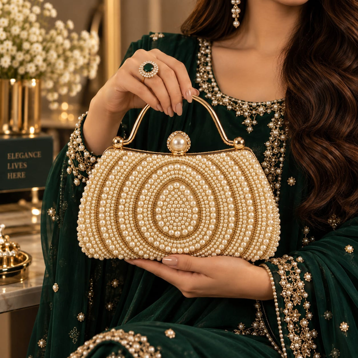 Elsa pearl Clutch (gold)