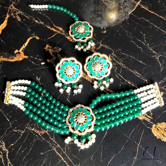 Amaya Choker (green)